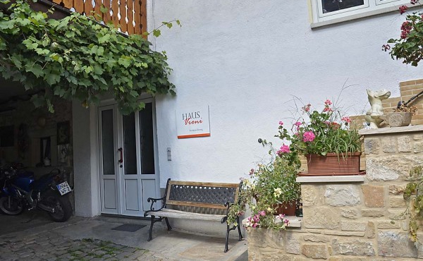 Separater Eingang zur Wohnung - Ferienwohnung Haus Vroni, Weindorf Königsbach, Neustadt / Weinstr. (Pfalz)