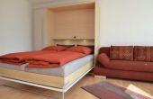 Wohn- und Schlafbereich mit Doppel-Schrankbett sowie Sofa - Apartment Hohenzollern, Neustadt / Weinstr.