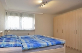 Schlafzimmer mit Kleiderschrank, komplett renoviert - Apartment Siebenpfeiffer, Neustadt / Weinstr.