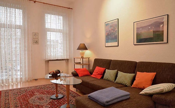 Wohnzimmer mit gemütlicher Couch, Ferienwohnung 1 - Gästehaus Altstadt, Neustadt / Weinstr.