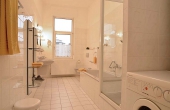 Perfekt ausgestattetes Tageslichtbad mit Waschmaschine, Badewann, Dusche, zwei Waschtischen, WC und Bidet, Ferienwohnung 1, Gästehaus Altstadt