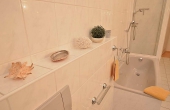 Tageslichtbad mit zwei Waschtischen, WC + Bidet, Badewanne + Dusche, Ferienwohnung 1, Gästehaus Altstadt