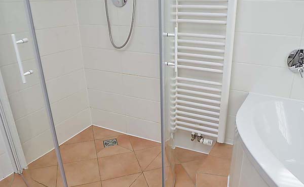 Modernes Bad mit Dusche, Eckbadewanne und WC - Ferienwohnung Hof Albert, Weindorf Hambach, Neustadt / Weinstr. (Pfalz)