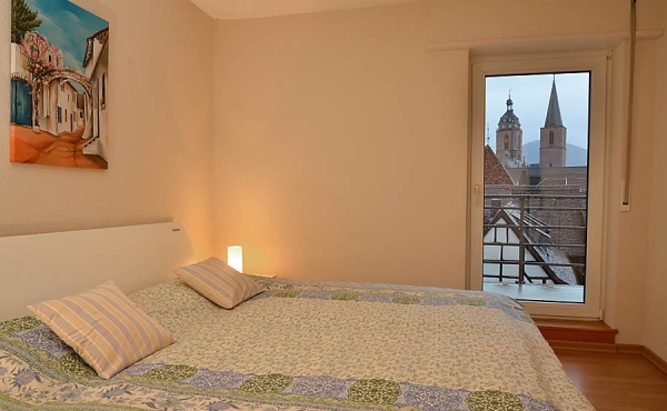 1. Schlafzimmer mit Doppelbett, Kleiderschrank und Zugang z. Balkon (Ferienwohnung 2, Gästehaus Altstadt)