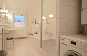 Großes Tageslichtbad, perfekt ausgestattet mit 2 Waschbecken, Badewanne, Dusche, Waschmaschine, WC + Bidet