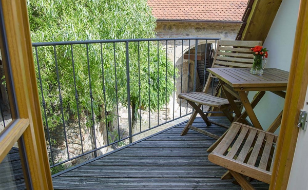 Blick in den Hof vom Mini-Balkon aus - Ferienwohnung Idig, Weingut Thomas Steigelmann, Gimmeldingen (Pfalz), Neustadt / Weinstr.