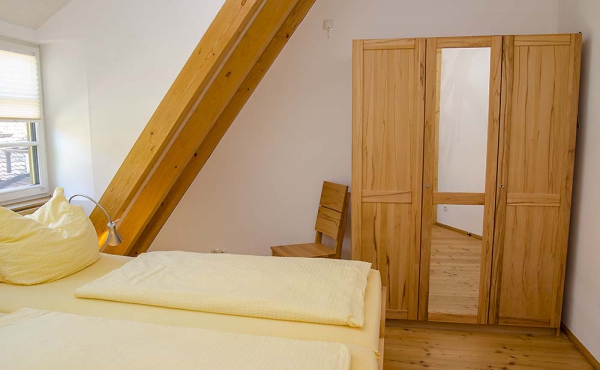 Schlafzimmer mit Doppelbett und Kleiderschrank aus Massivholz - Ferienwohnung Idig, Weingut Thomas Steigelmann, Gimmeldingen (Pfalz), Neustadt / Weinstr.\\\\\\\\\\\\\\\\r\\\\\\\\\\\\\\\\n