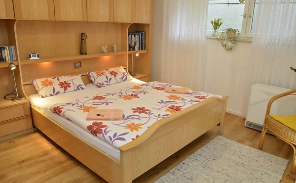 Komfortables Schlafzimmer mit Doppelbett und großem Kleiderschrank - Ferienwohnung Haus unter der Burg, Gimmeldingen, Neustadt / Weinstr. (Pfalz)