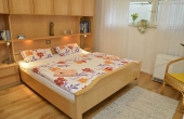 Komfortables Schlafzimmer mit Doppelbett und großem Kleiderschrank - Ferienwohnung Haus unter der Burg, Gimmeldingen, Neustadt / Weinstr. (Pfalz)